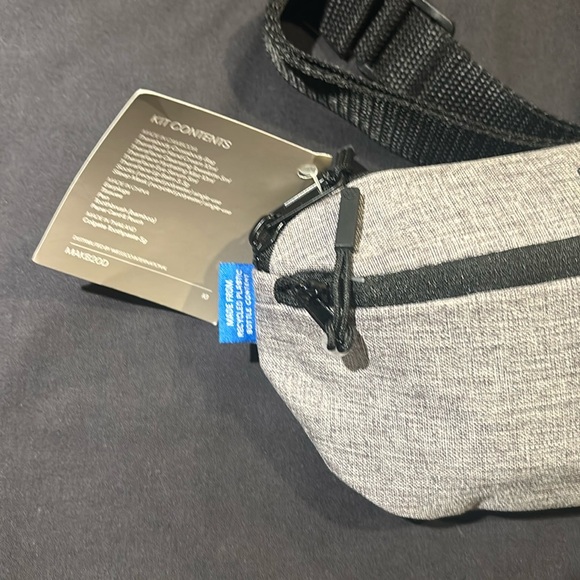 United Airlines Polaris First Class Travel Amenity Kit Pouch (NEW/SEALED) - Picture 4 of 6